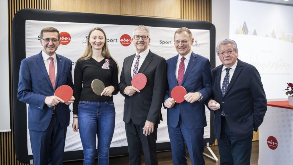 v.l.: Wirtschafts- und Sport-Landesrat Markus Achleitner, Sofia Polcanova, Doppel-Europameisterin Tischtennis, Wolfgang Gotschke, Präsident des Österreichischen Tischtennisverbandes, Landeshauptmann Mag. Thomas Stelzer und Hans Friedinger, Präsident des Oberösterreichischen Tischtennisverbandes. (Foto: Land Oberösterreich)