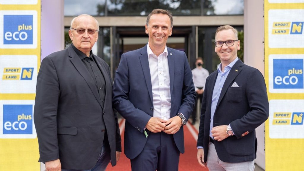 Johann Gartner, Präsident des Niederösterreichischen Fußballverband (NÖFV); Jochen Danninger, Niederösterreichischer Sportlandesrat und Roland Schmid, Eigentümer der RS digital GmbH (v.l.n.r.) I Copyright: SPORTLAND Niederösterreich.