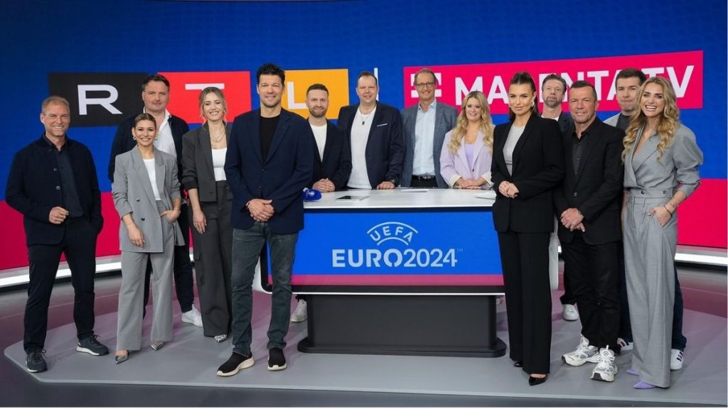 v.l.: Jan Henkel, Jana Wosnitza, Thomas Wagner, Laura Papendick, Michael Ballack, Shkodran Mustafi, Wolff-Christoph Fuss, Florian König, Anna-Sara Lange, Laura Wontorra, Steffen Freund, Lothar Matthäus, Marco Hagemann und Anna Kraft. (c) RTL / Guido Engels